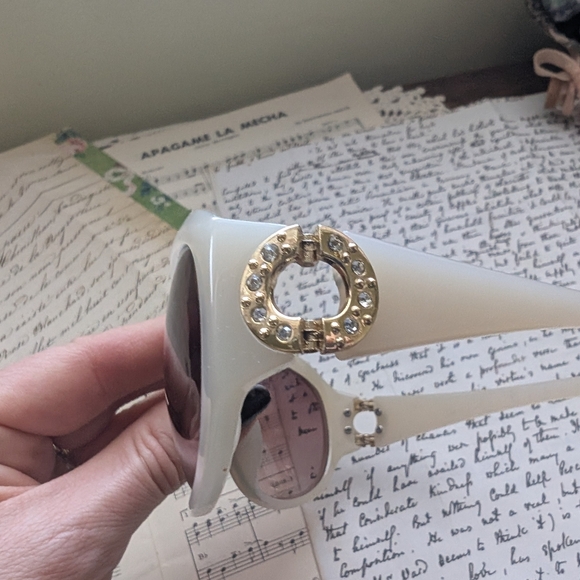 Retro Looking Chic Cream Sunglasses - Picture 3 of 9